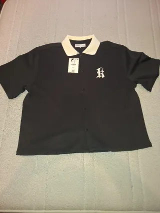 Camisa Negra con Cuello Blanco