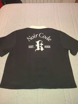 Camisa Negra con Cuello Blanco