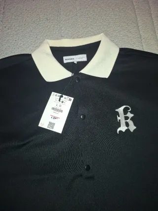 Camisa Negra con Cuello Blanco