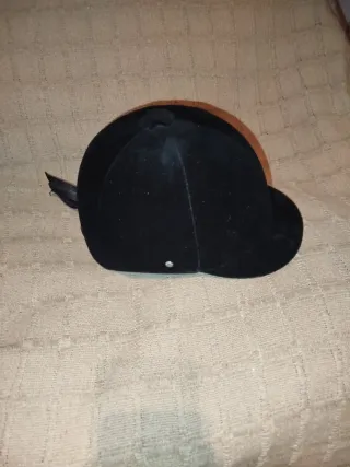 Casco, chaleco y fusta hípica