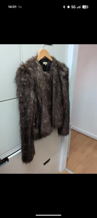 Abrigo de pelo marrón y negro