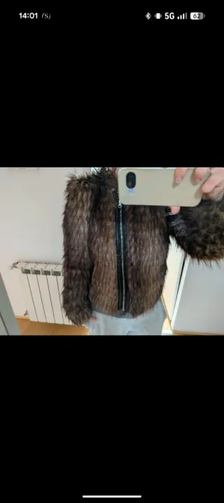 Abrigo de pelo marrón y negro