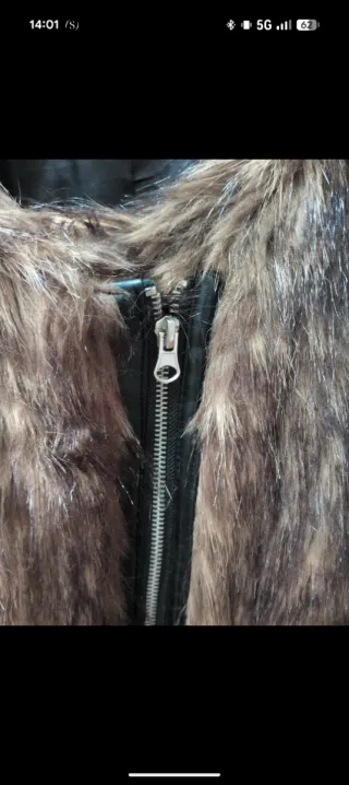 Abrigo de pelo marrón y negro