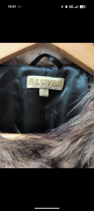 Abrigo de pelo marrón y negro