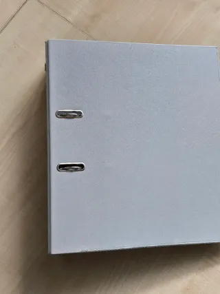 Regalo archivadores A4 lomo ancho. Tengo muchos