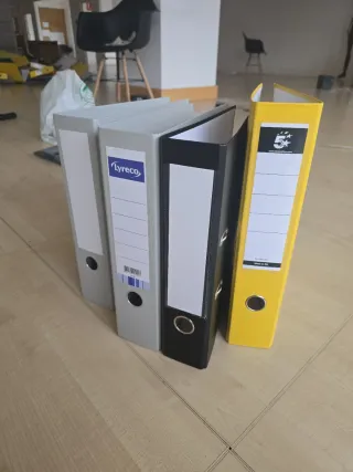 Regalo archivadores A4 lomo ancho. Tengo muchos