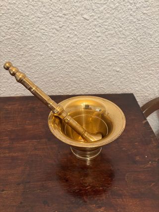 Mortero y mano de latón