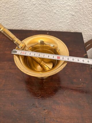 Mortero y mano de latón