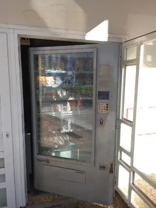 Máquina vending manea lista para funcionar