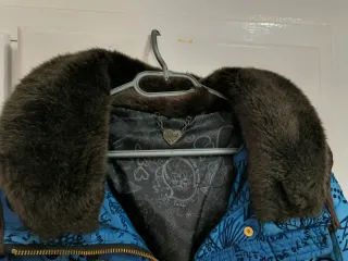 Abrigo Desigual azul con detalles marrones