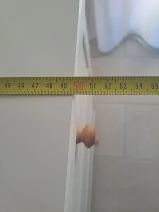 Cómoda blanca de madera