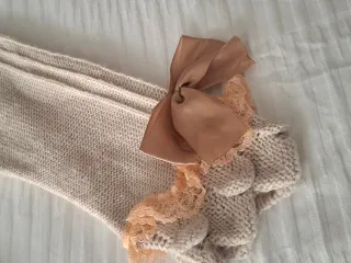 Jersey de punto beige con volantes