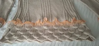 Jersey de punto beige con volantes