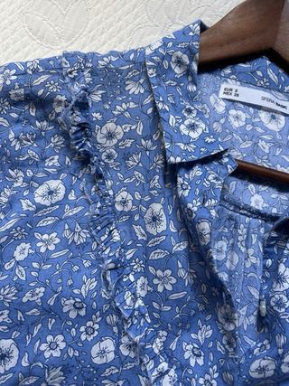 Camisa floral azul y blanca