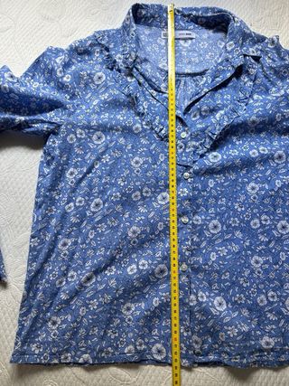 Camisa floral azul y blanca