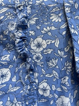 Camisa floral azul y blanca