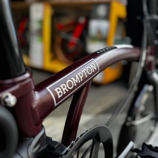 Brompton Eléctrica P-Line M4R 2026 Plump Red