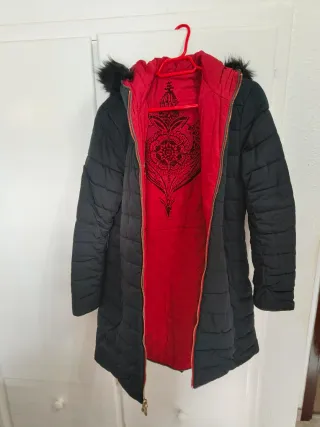 Abrigo desigual rojo y negro