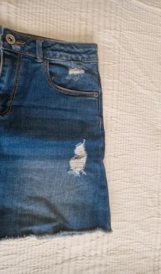 Falda vaquera desgastada
