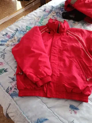 Traje de esquí rojo