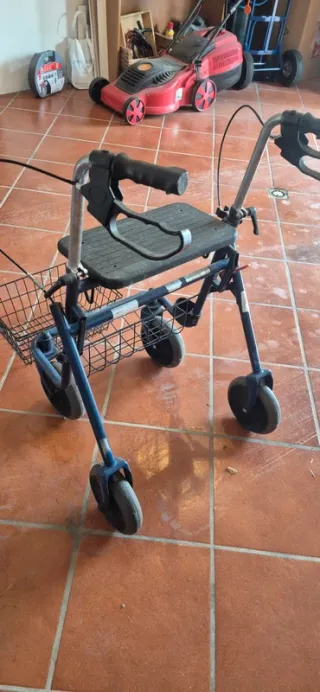 Deambulatore con sedile e cestino