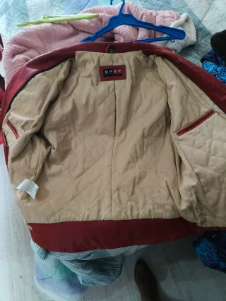 Cazadora de piel roja