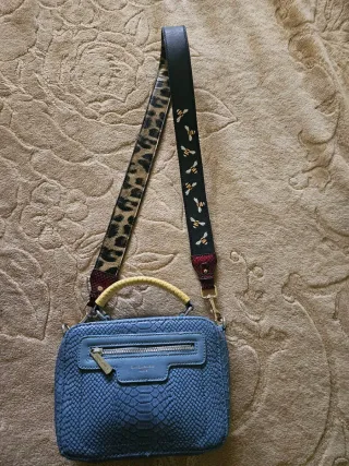 Bolso azul con estampado de serpiente