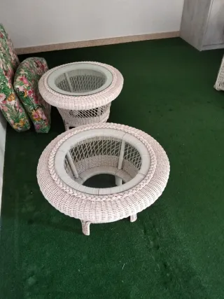 Mesitas auxiliares de mimbre y cristal