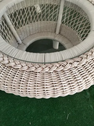 Mesitas auxiliares de mimbre y cristal