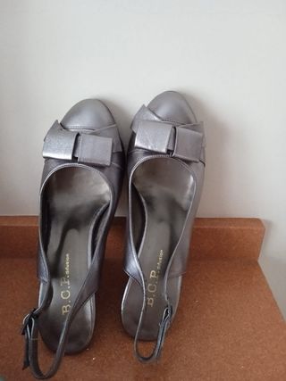 Zapatos de piel plateados y cartera fiesta