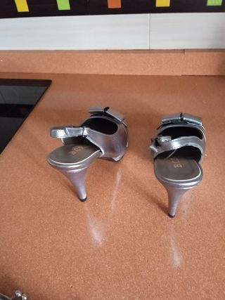 Zapatos de piel plateados y cartera fiesta