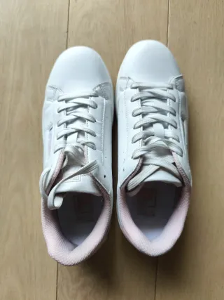 Zapatillas Fila Blancas y Rosas
