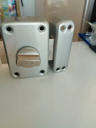 Cerradura TESA interior con llave y cerrojo