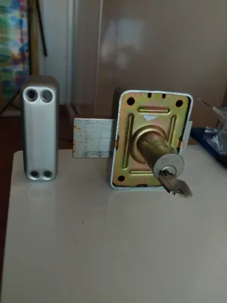 Cerradura TESA interior con llave y cerrojo