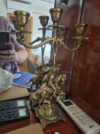 Reloj y Candelabros de Bronce Dorado.