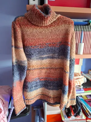 Jersey de cuello vuelto con rayas horizontales