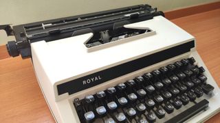 Máquina de escribir Royal Express 12 con maleta