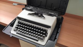 Máquina de escribir Royal Express 12 con maleta