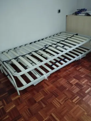 Somier Gemelar lampara con peces y un escritorio