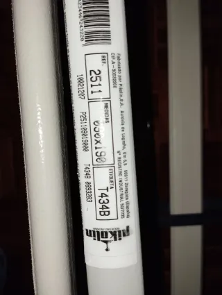 Somier Gemelar lampara con peces y un escritorio