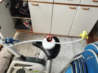 Somier Gemelar lampara con peces y un escritorio