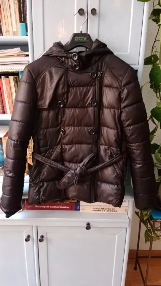 Cazadora acolchada negra con cinturón