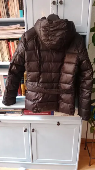 Cazadora acolchada negra con cinturón