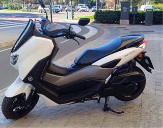 Yamaha NMAX 125cc 2023 con puños calefactables