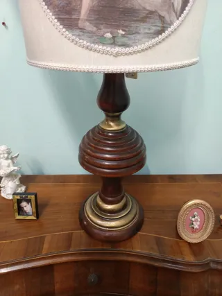 Lampada da tavolo in legno e metallo