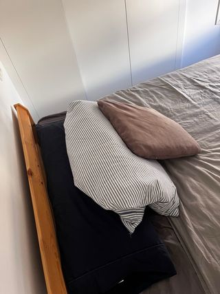 Cama de madera y colchón