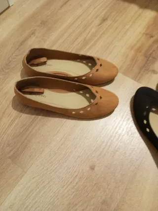 Manoletinas Marrón y Negras Los dos pares juntos