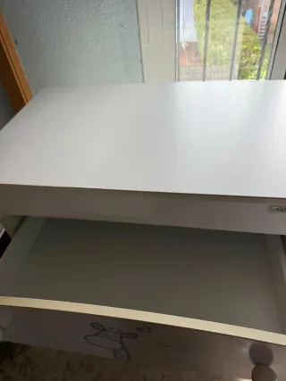 Cómoda cambiador infantil con dibujo de jirafa