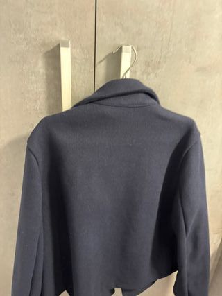 Elegante abrigo azul mujer