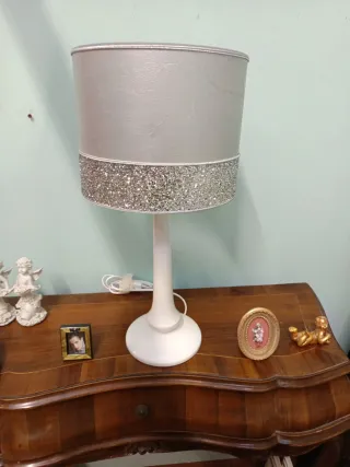 Lampada da tavolo bianca con paralume argento